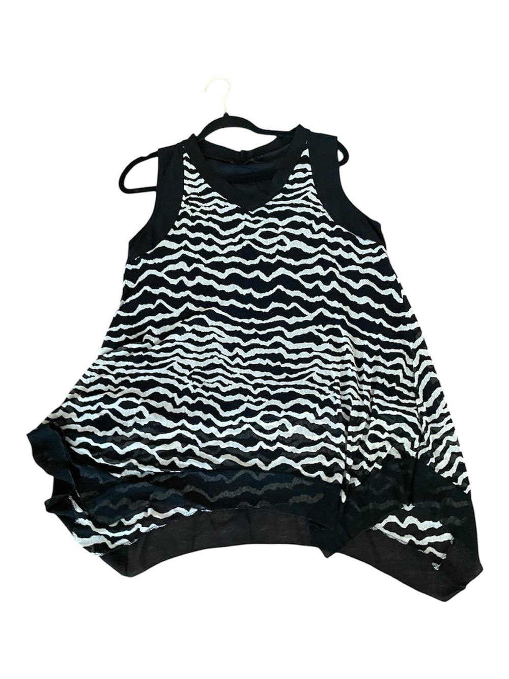 Black & White Wave-Print tunic top